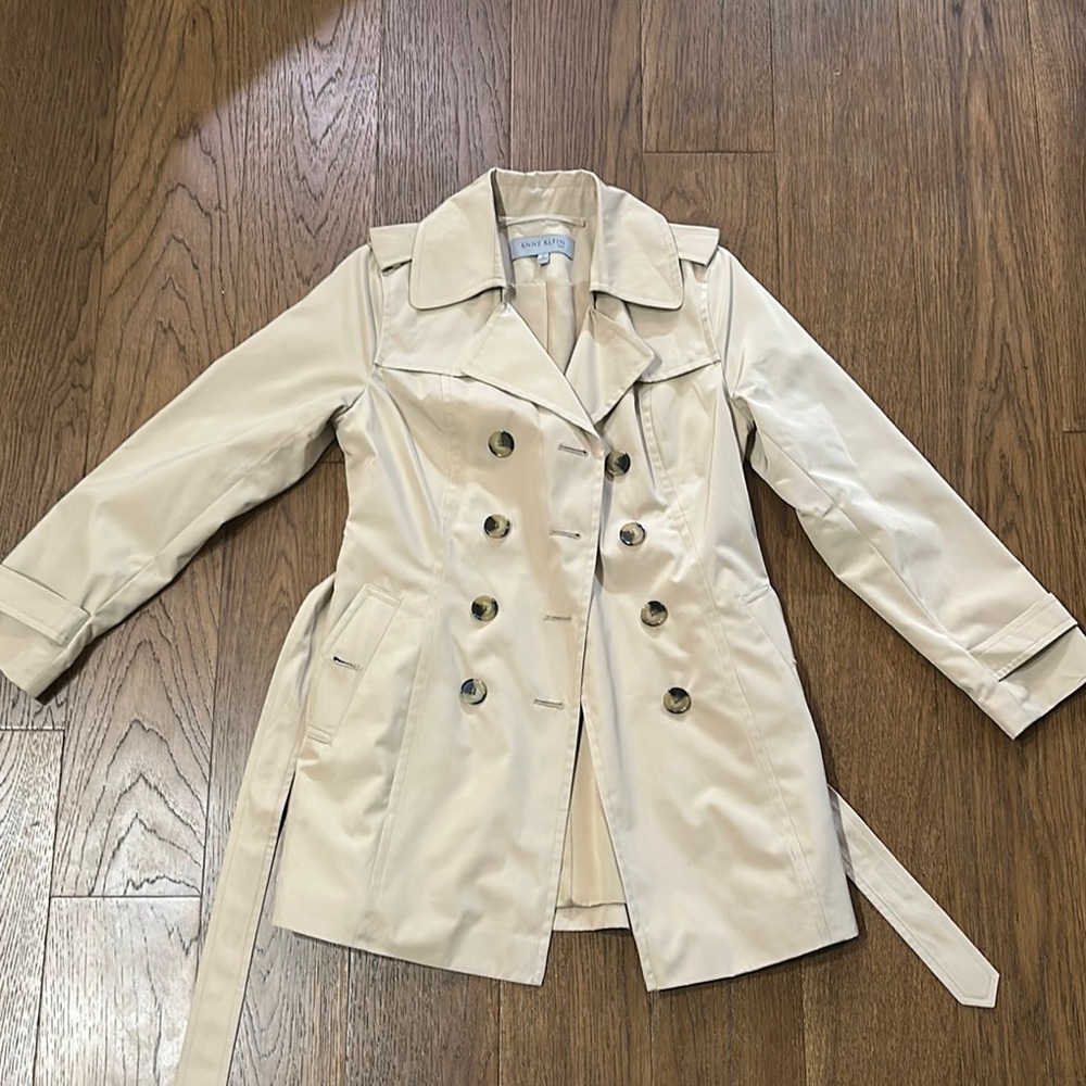 Anne Klein Cream Trench Coat with Wide Collar and Matching Belt - Small